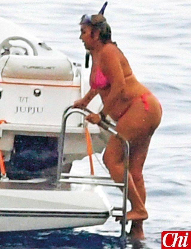 silvia d amico bikini romina power vacanze a capri con le sue forme morbide silvia d amico bikini romina power vacanze a capri con le sue forme morbide