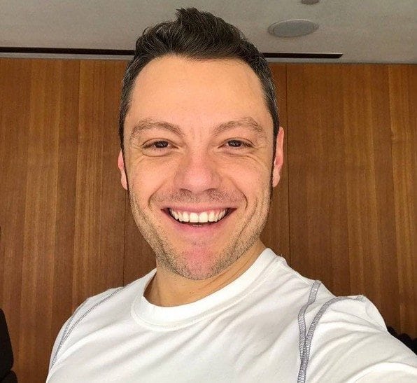 Tiziano Ferro innamorato? I paparazzi lo immortalano felice con un uomo misterioso Tiziano Ferro innamorato? I paparazzi lo immortalano felice con un uomo misterioso