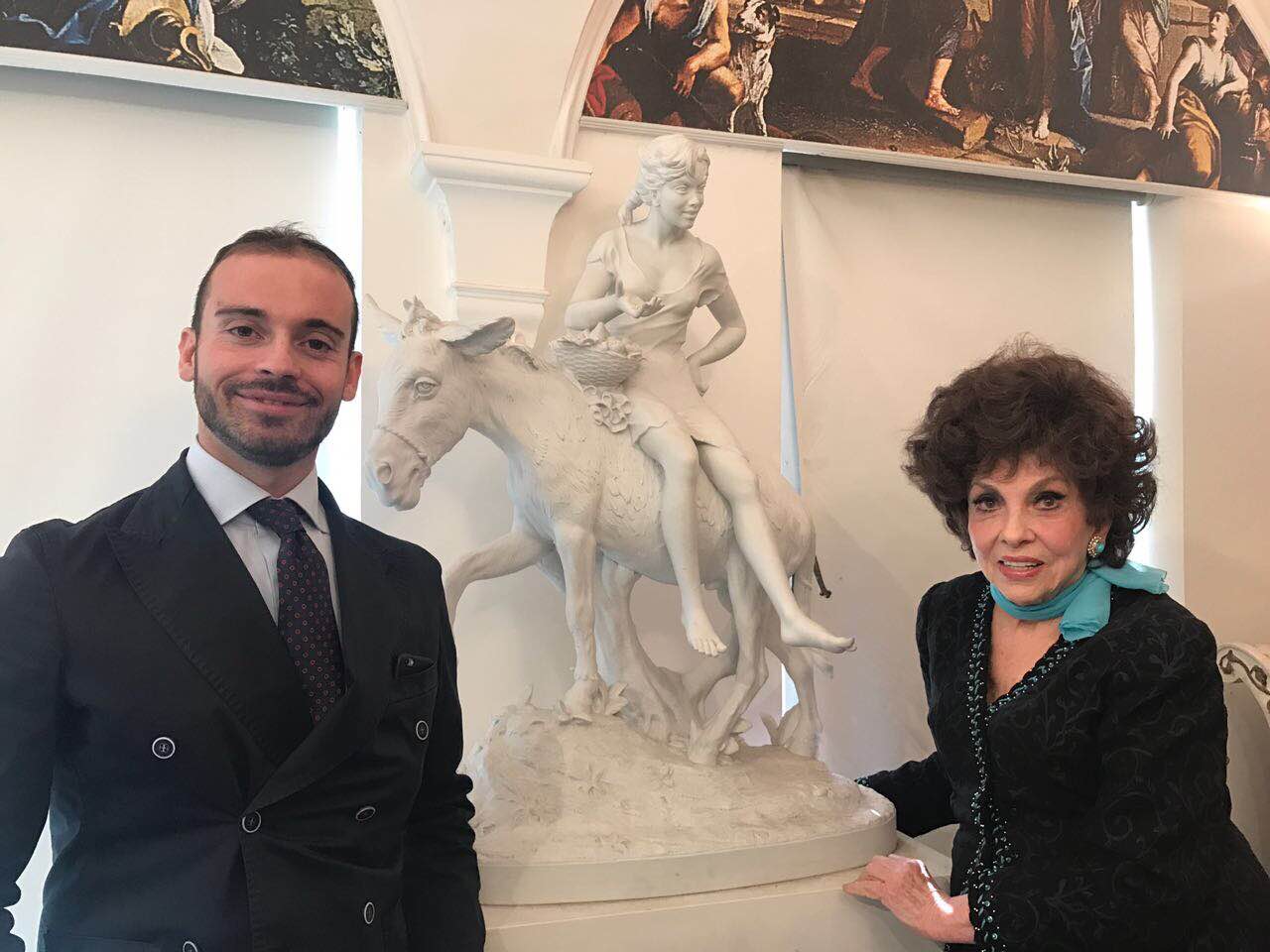 Francesco Fredella e Gina Lollobrigida nella casa romana dell'attice