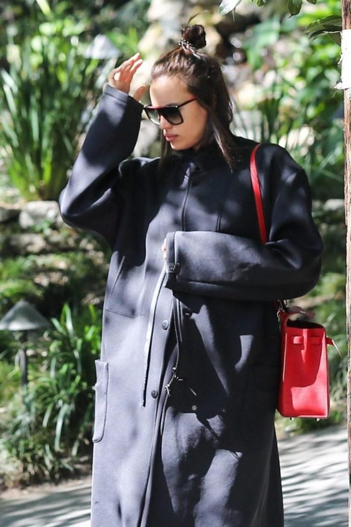 Irina Shayk incinta a passeggio con un maxi cappotto
