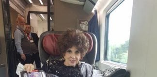 Gina Lollobrigida in treno da Roma a Milano