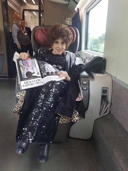 Gina Lollobrigida in treno da Roma a Milano