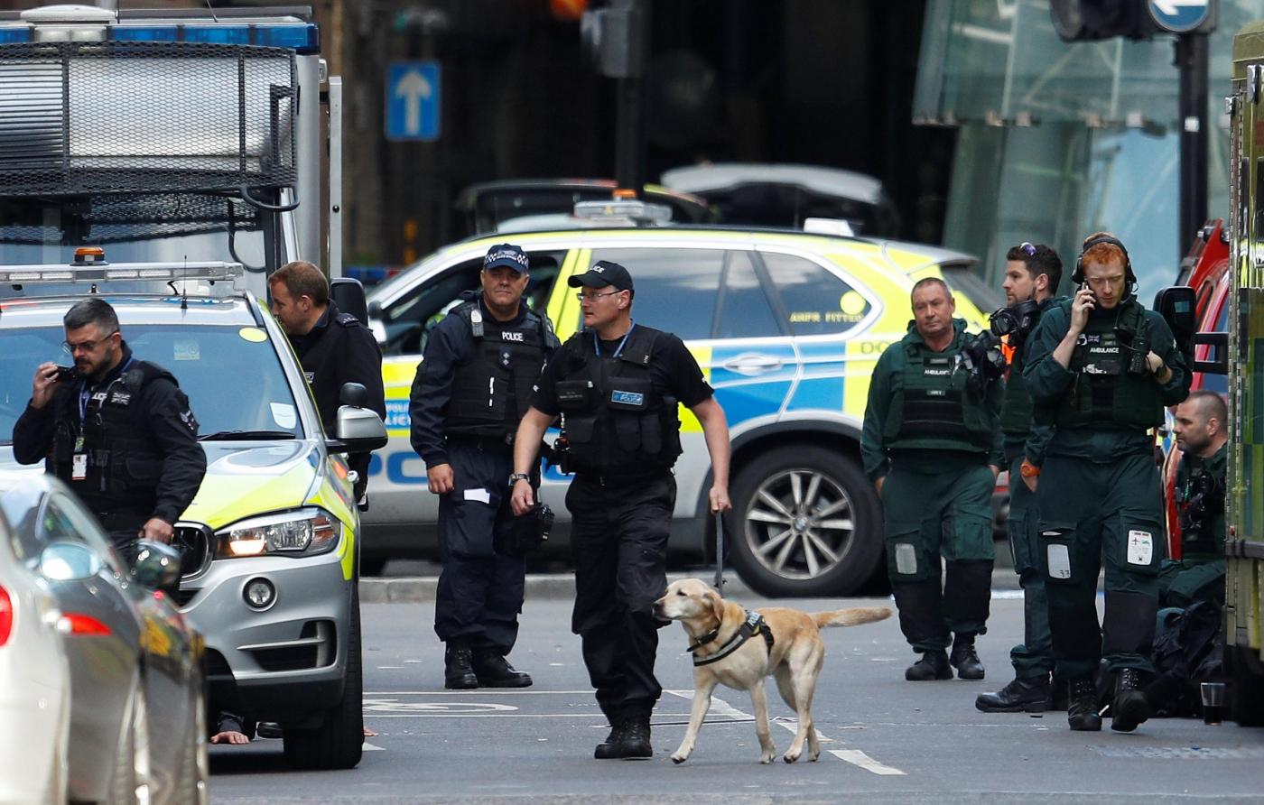 Londra, polizia scientifica al lavoro e ingenti misure di sicurezza il giorno dopo l'assalto