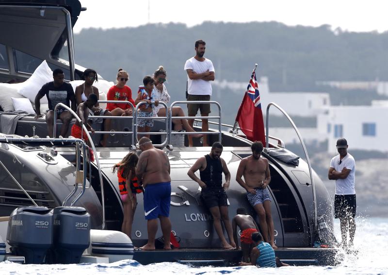 Ibiza, Cristiano Ronaldo e la fidanzata Giorgina Rodriguez in vacanza con parenti e amici