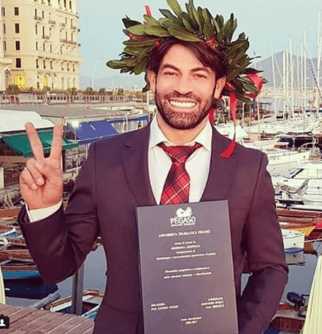 Tanti Auguri A Gianni Sperti Che Si E Laureato Novella 2000