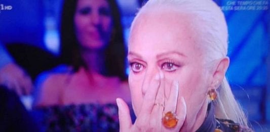 Loretta Goggi in lacrime a Domenica In: fa piangere anche Mara Venier