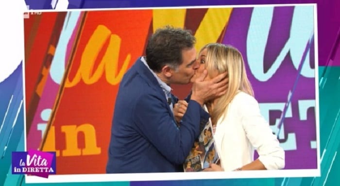 Tiberio Timperi bacia sulla bocca Francesca Fialdini a La vita in diretta