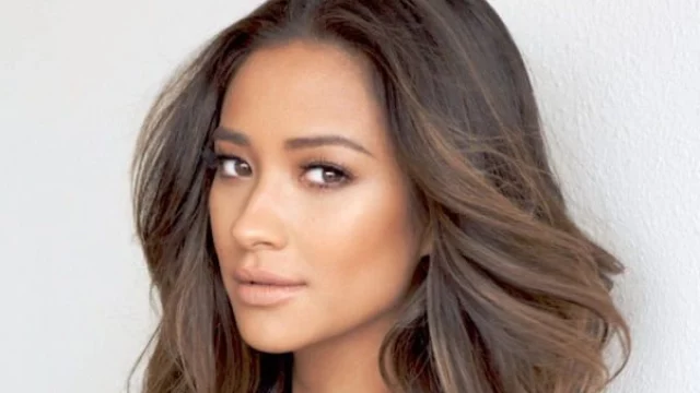 Shay Mitchell: la notizia choc dell'aborto spontaneo. Il forte messaggio su Instagram
