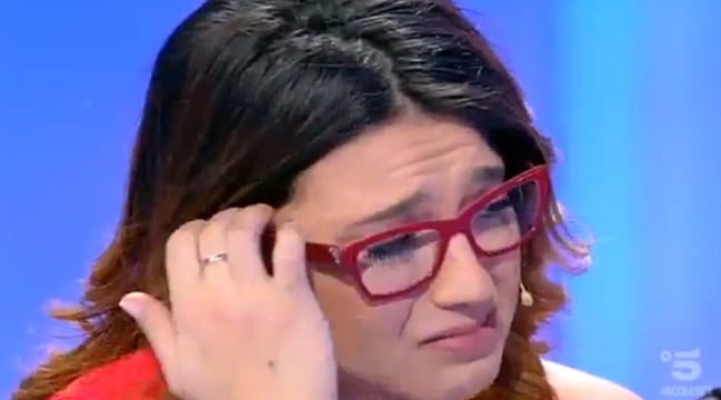 C'è Posta Per Te:  Denise ripudiata dai genitori piange in studio perché lesbica La reazione di Maria