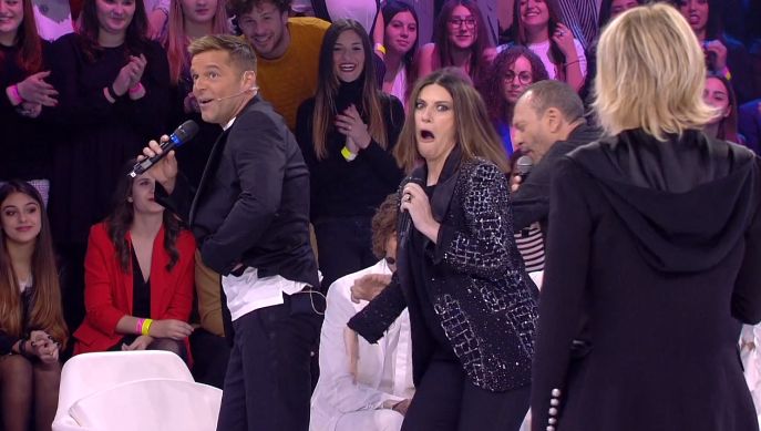 Laura Pausini sculaccia Ricky Martin al Serale di Amici (VIDEO)