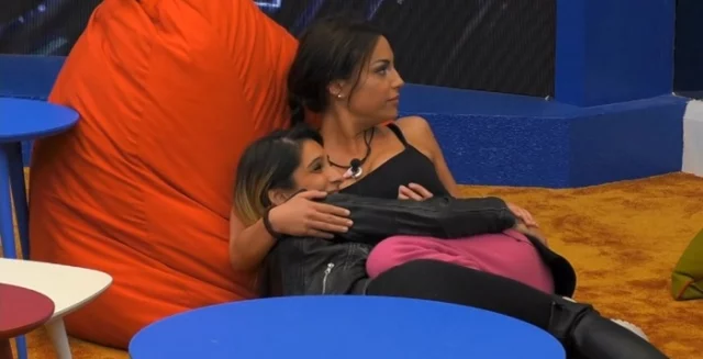 Grande Fratello 16: bacio saffico tra Erica e Francesca (VIDEO)