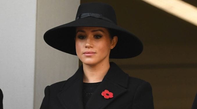 Meghan Markle lontana da Kate e dalla Regina Elisabetta durante il Remembrance Day: ecco perché