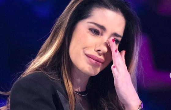 Aida Yespica in lacrime a Verissimo: 'Non vedo mio figlio da 4 mesi'. Il racconto drammatico della showgirl