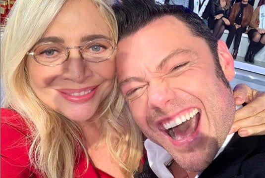 Mara Venier replica duramente ad un commento omofobo rivolto a Tiziano Ferro. Le parole della conduttrice