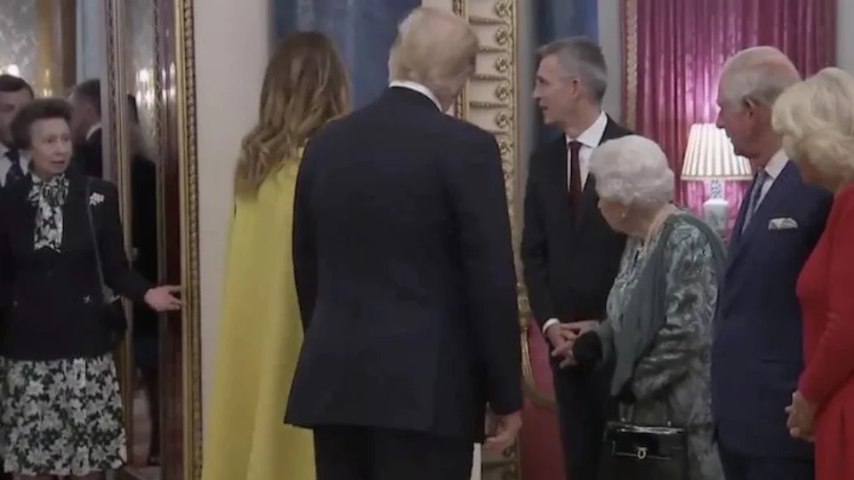 La Principessa Anna non saluta Donald Trump: la reazione della Regina Elisabetta
