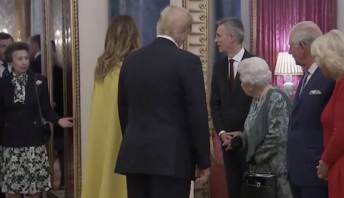 La Principessa Anna non saluta Donald Trump: la reazione della Regina Elisabetta