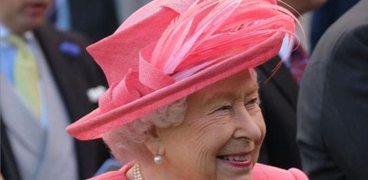 La Regina Elisabetta alla ricerca di un nuovo social media manager: tutti i dettagli