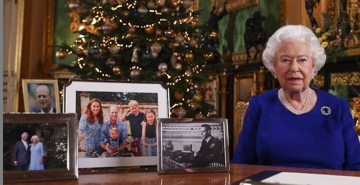 La Regina Elisabetta pubblica una foto con i reali, ma mancano Harry e Meghan: ecco perché
