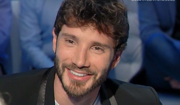 Stefano De Martino svela perché non vuole condurre Sanremo e spiega come vive il gossip con Belen