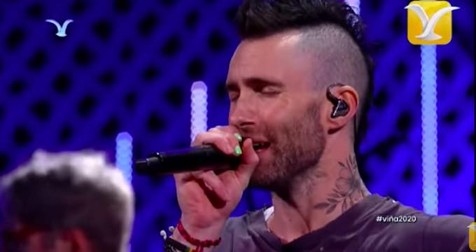 Maroon 5: dure critiche dopo una performance. Adam Levine chiede scusa (VIDEO)