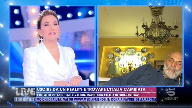Paolo Brosio si addormenta in diretta a Live Non è la d’Urso (VIDEO)