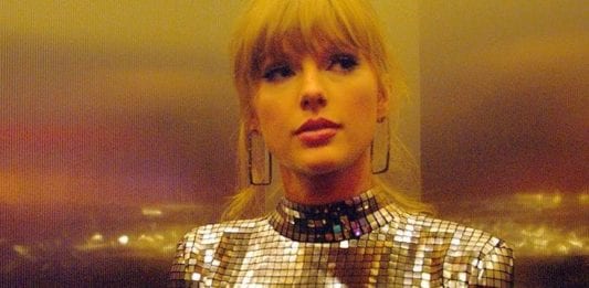 Taylor Swift invia dei soldi ai fan che hanno difficoltà economiche: il gesto della cantante