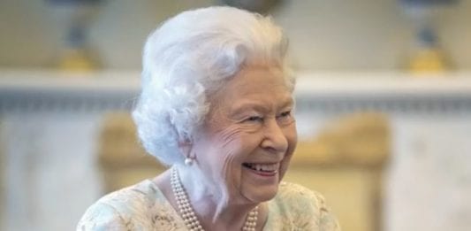 La Regina Elisabetta festeggia il compleanno in videochiamata con la Royal Family
