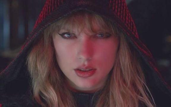 Taylor Swift contro la sua ex casa discografica, lancia forti accuse: il duro sfogo