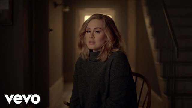 Adele si mostra per la prima volta dopo la perdita di peso: le foto fanno impazzire i fan, che la scambiano per un'altra