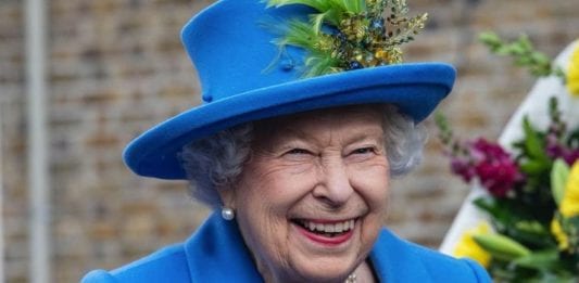 La Regina Elisabetta in quarantena fino alla fine della pandemia: annullati tutti gli eventi in programma