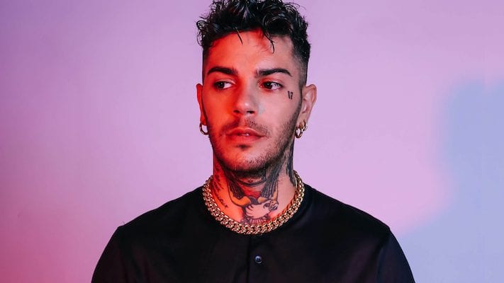 Emis Killa nella polemica dopo alcune sue dichiarazioni: il web protesta, lui risponde