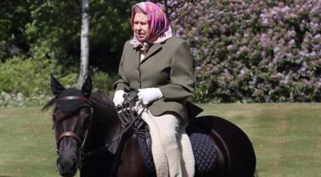 La Regina Elisabetta in sella al suo cavallo a 94 anni: la foto iconica