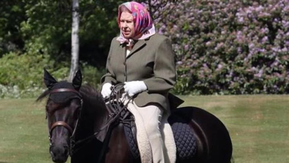 La Regina Elisabetta in sella al suo cavallo a 94 anni: la foto iconica