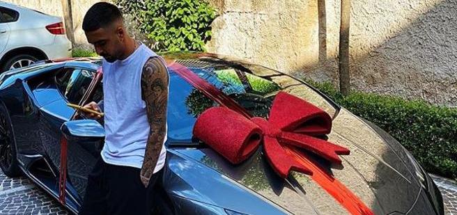 Lorenzo Insigne riceve in regalo dalla moglie una Lamborghini: è polemica