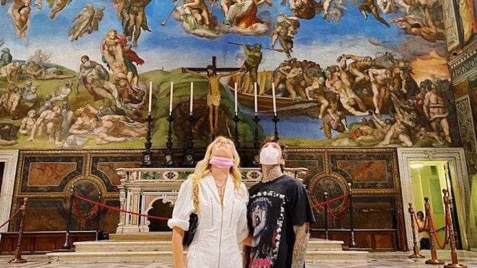 Chiara Ferragni e Fedez scattano foto nella Cappella Sistina: è polemica sul web