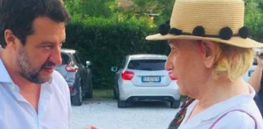 Solange legge la mano a Matteo Salvini: ecco cosa gli ha predetto
