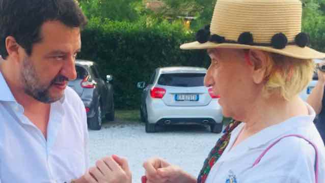 Solange legge la mano a Matteo Salvini: ecco cosa gli ha predetto