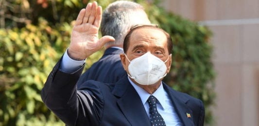 Silvio Berlusconi lascia l'ospedale: come sta dopo il Covid-19
