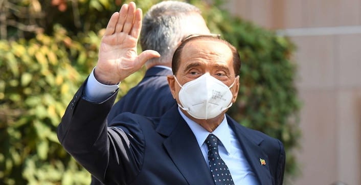 Silvio Berlusconi lascia l'ospedale: come sta dopo il Covid-19