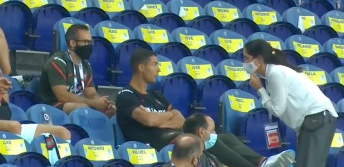Cristiano Ronaldo allo stadio senza mascherina viene ripreso dalla hostess