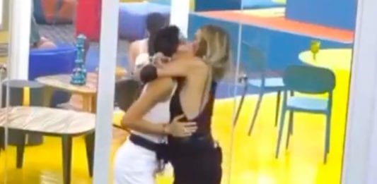 Myriam Catania e Elisabetta Gregoraci: bacio (per sbaglio) al GF Vip