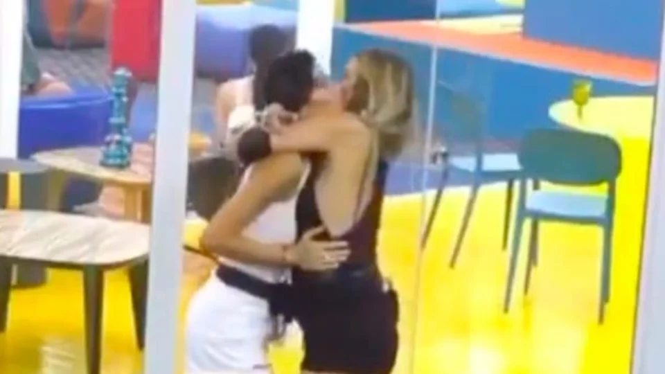 Myriam Catania e Elisabetta Gregoraci: bacio (per sbaglio) al GF Vip