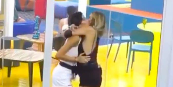 Myriam Catania e Elisabetta Gregoraci: bacio (per sbaglio) al GF Vip