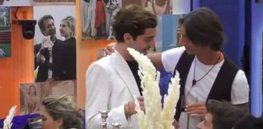 Grande Fratello Vip: durante la festa scatta il bacio tra Tommaso Zorzi e Francesco Oppini. Il video del momento fa impazzire i fan.