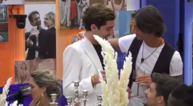 Grande Fratello Vip: durante la festa scatta il bacio tra Tommaso Zorzi e Francesco Oppini. Il video del momento fa impazzire i fan.