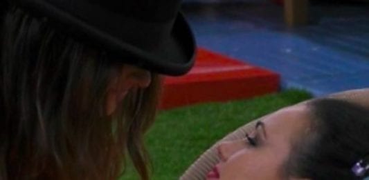 Dayane Mello confessa: “Adua sono innamorata di te”, poi il bacio