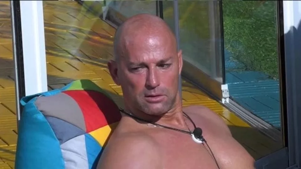 Stefano Bettarini cerca di mascherare la bestemmia (VIDEO)