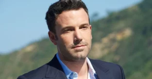 Ben Affleck lascia la sua fidanzata e getta il suo cartonato nell’immondizia