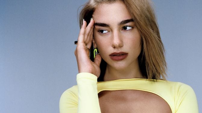 Dua Lipa posa per Vogue con un nuovo look che stupisce il web