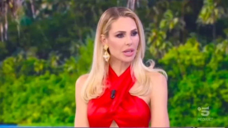 Ilary Blasi in rosso per la seconda puntata de L'Isola: ecco chi la veste